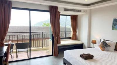Chambre Queen d’angle avec vue partielle sur la mer — Sunset Bay View Phuket