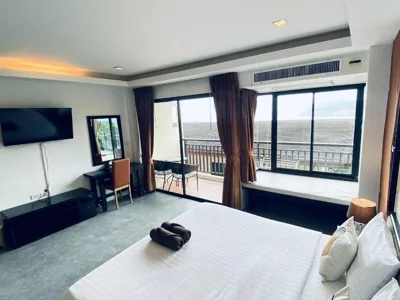 Chambre Double Supérieure avec vue partielle sur la mer — Sunset Bay View Phuket